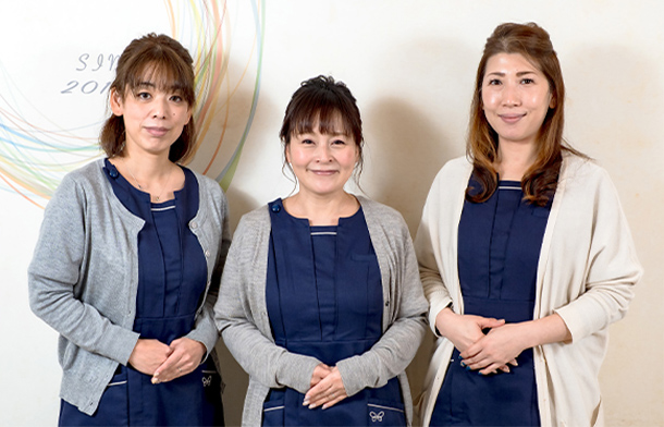 受付女性の写真