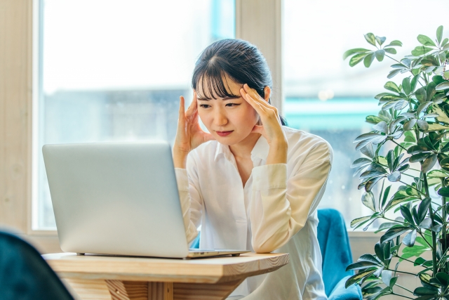 頭痛の辛い症状で仕事に支障が出て悩む女性
